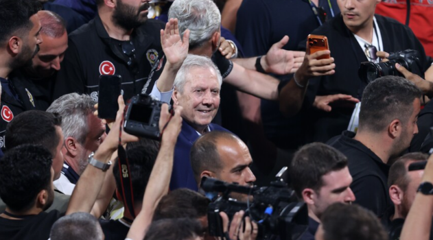 Fenerbahçe Başkanı Aziz Yıldırım ve yönetim kurulu üyeleri, mazbatalarını aldı