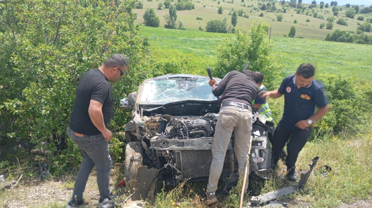Gümüşhane'de hafif ticari araç devrildi: 1 ölü