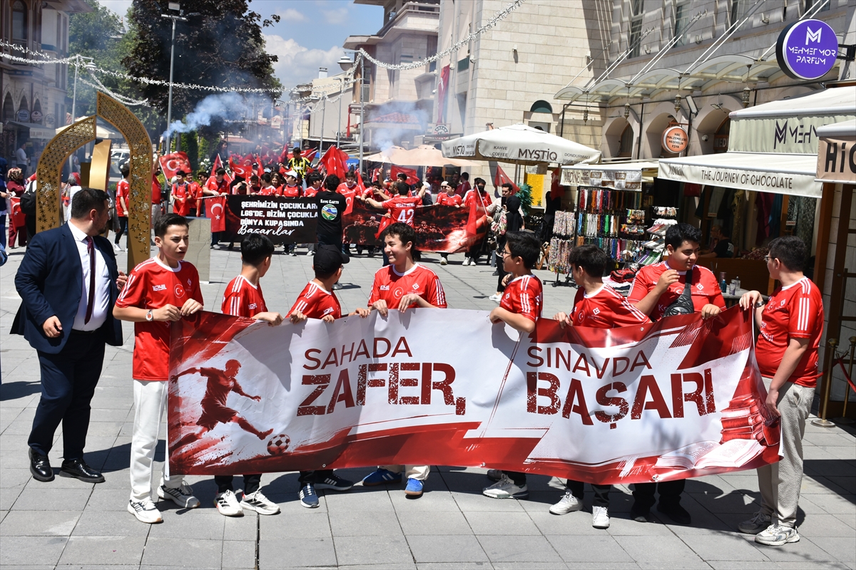 Konya'da öğrencilerden A Milli Futbol Takımı'na destek yürüyüşü
