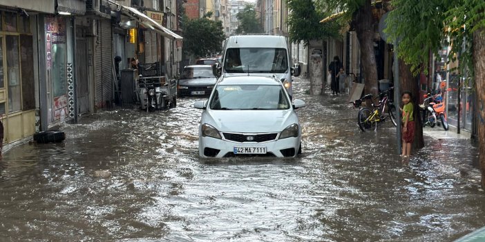 Konya'da sağanak yağış yolları göle çevirdi! Ulaşım aksadı