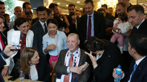 Cumhurbaşkanı Erdoğan, kafede vatandaşlarla bir araya geldi