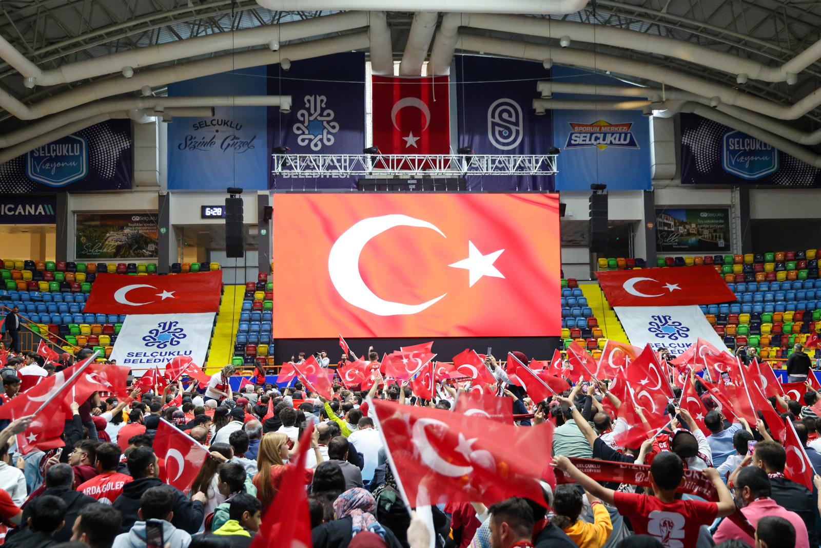 Milli Heyecan Selçuklu’da dev ekranda yaşandı