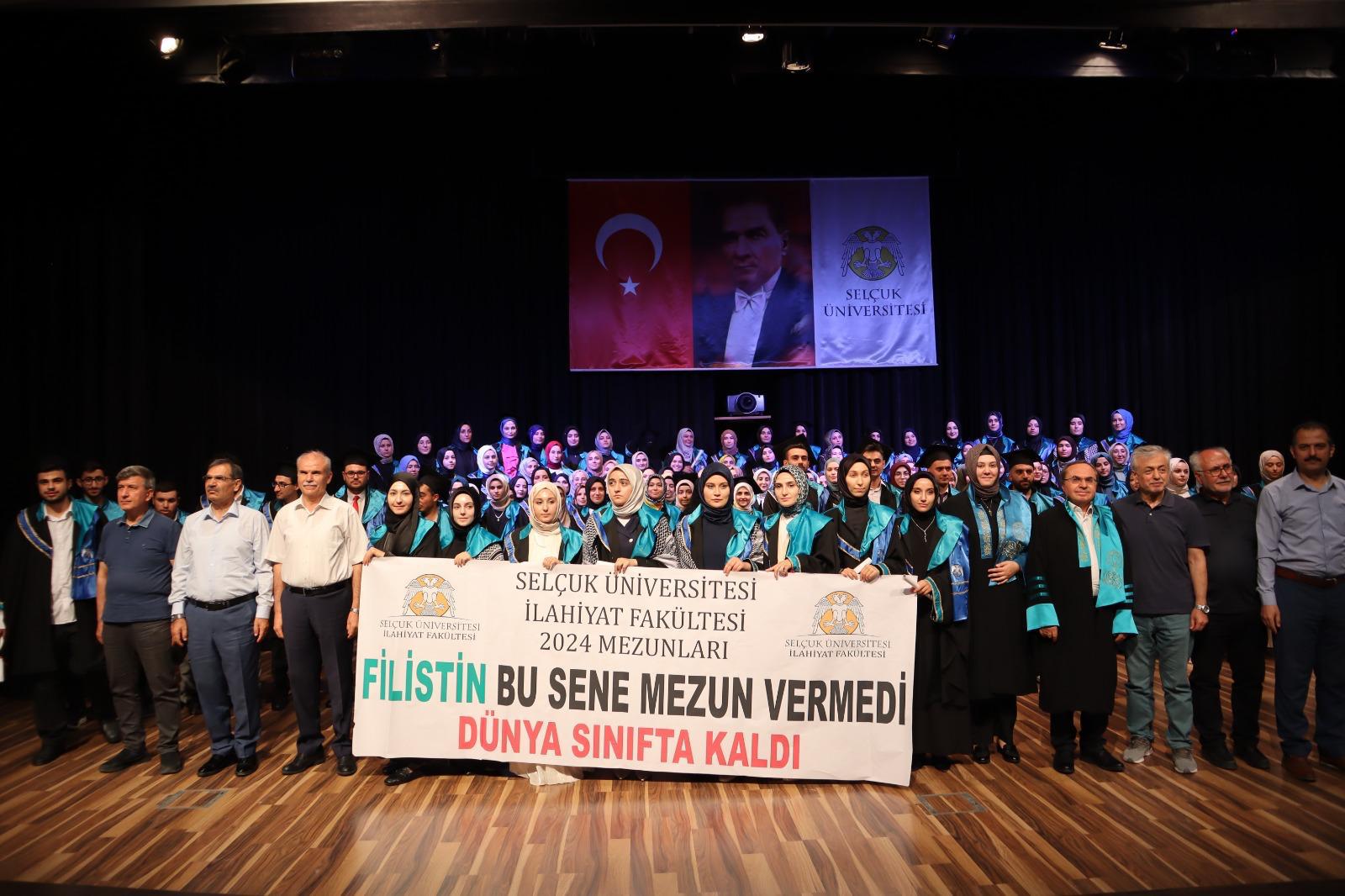 Selçuk İlahiyat 4. dönem mezunlarını verdi