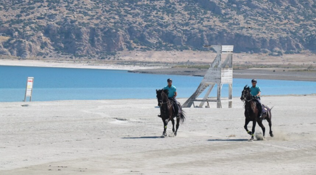 Salda Gölü'nde atlı jandarma ekibi göreve başladı