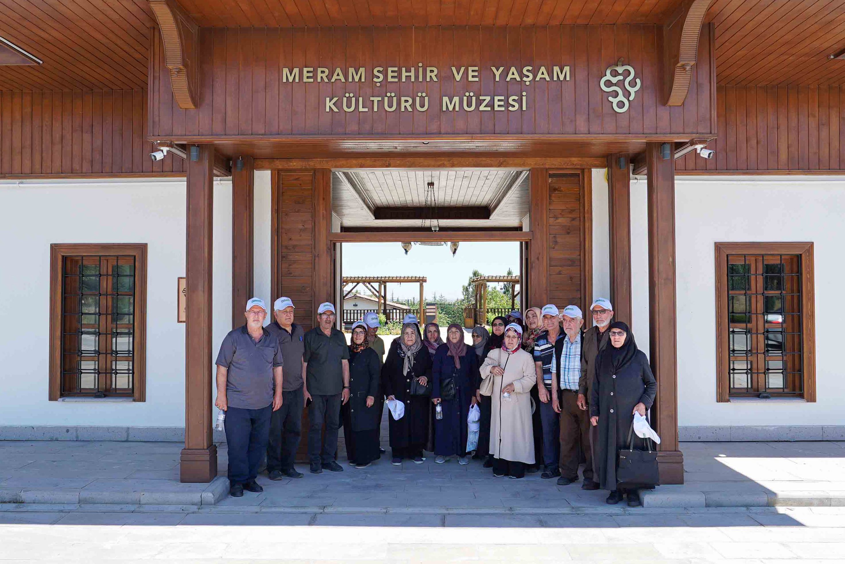 Meram’dan 60 yaş üstü büyüklere yaz hediyesi