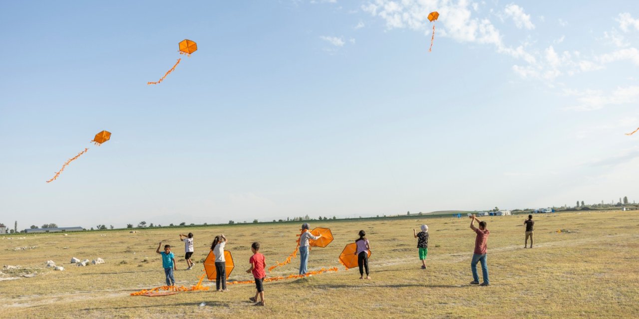 Konya'da mevsimlik tarım işçilerinin çocuklarına uçurtma şenliği düzenlendi
