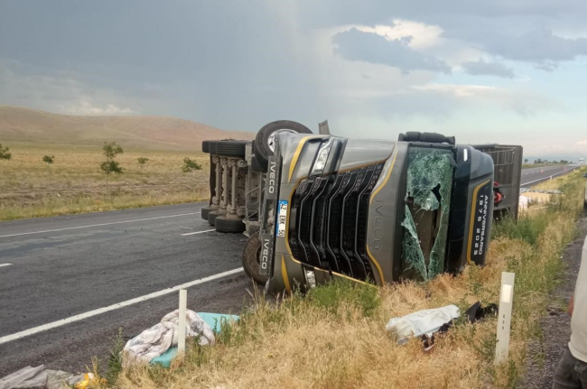 Konya'da kontrolden çıkan TIR devrildi, Sürücü yaralandı