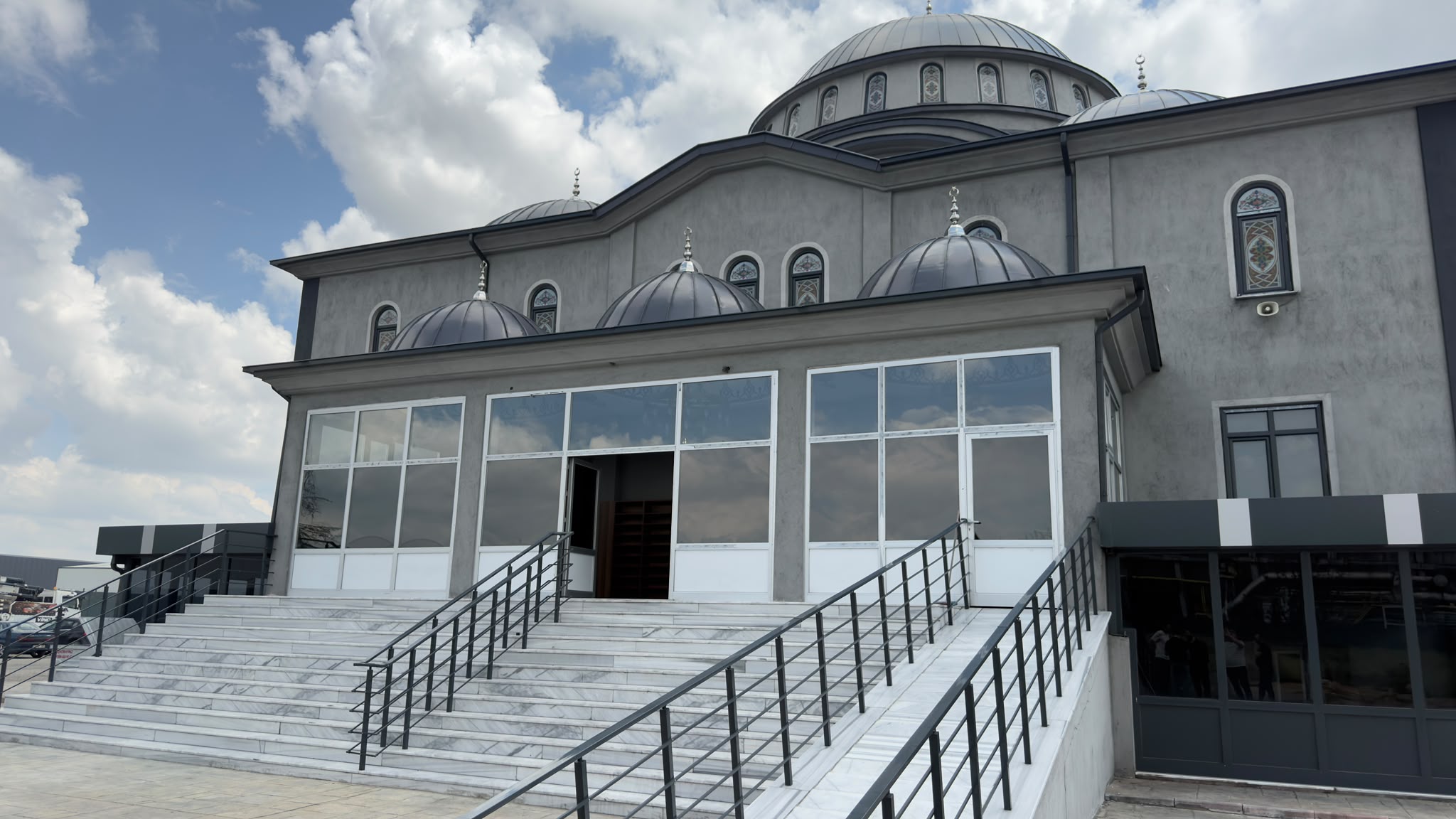Pir Esat Camii’nde ilk Cuma Namazı Kılındı