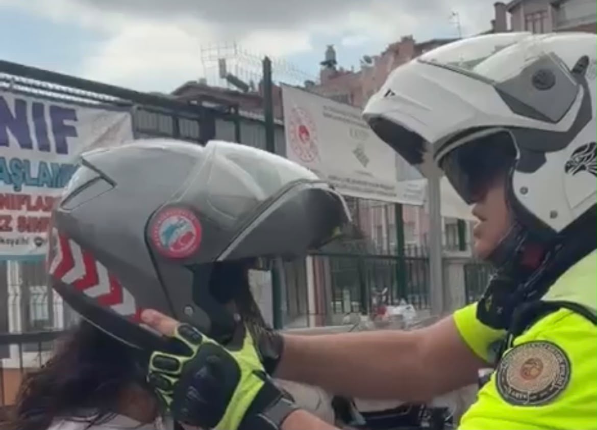Konya polisinden sınava yetişemeyen öğrencilere destek