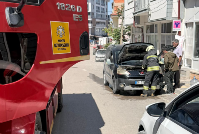 Konya'da park halindeki otomobilde yangın çıktı