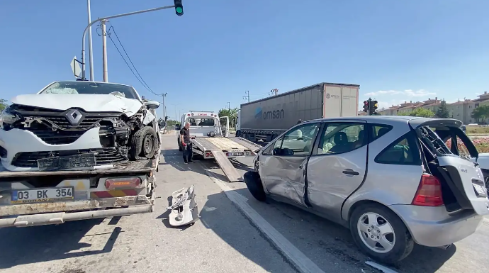 Konya'da ambulansa yol vermek isteyen araç kazaya neden oldu