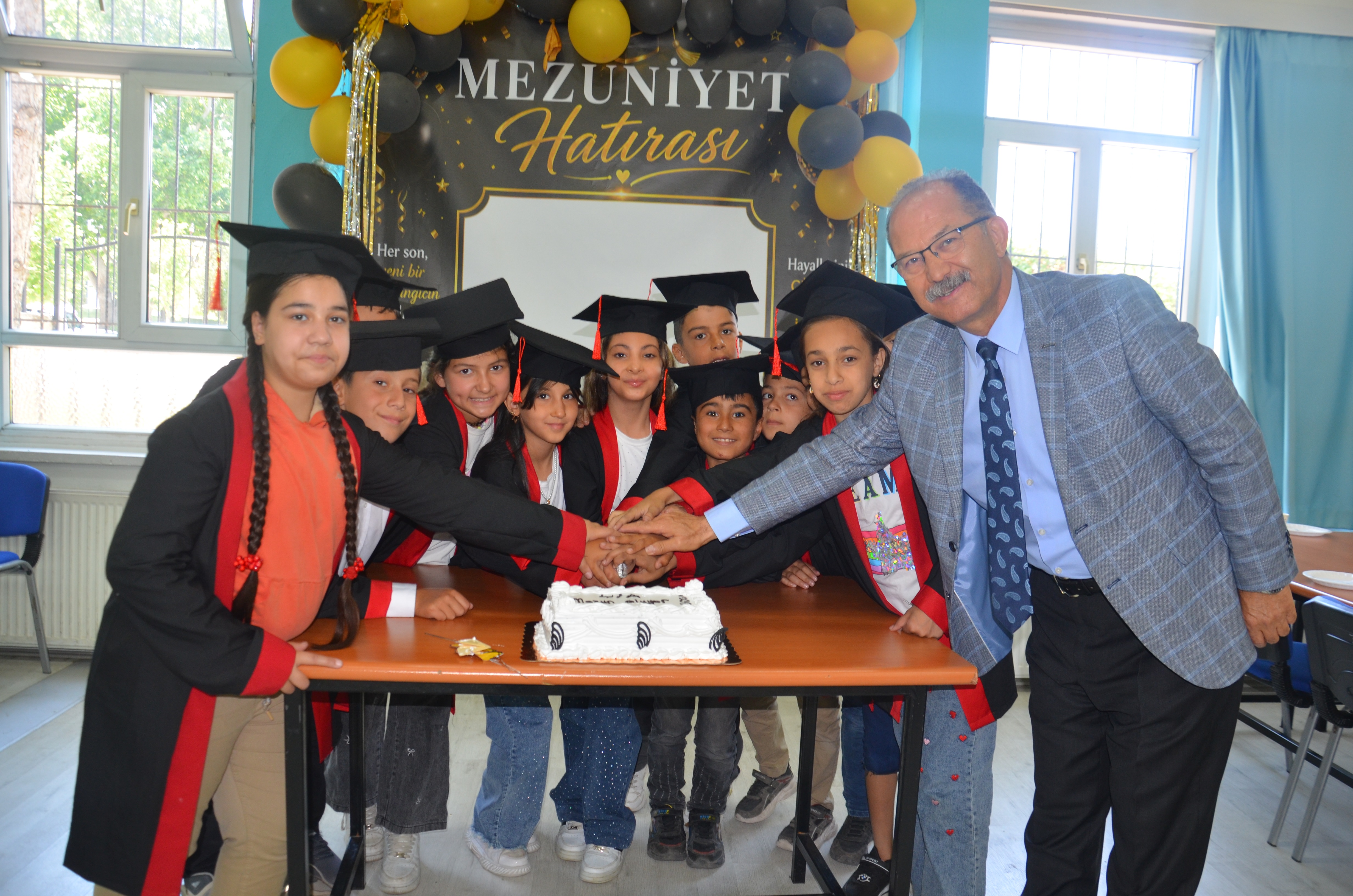 Asırlık Eğitim Çınarı Nesrin ve Ayşegül Kardeşler İlkokulu 99. mezunlarını verdi