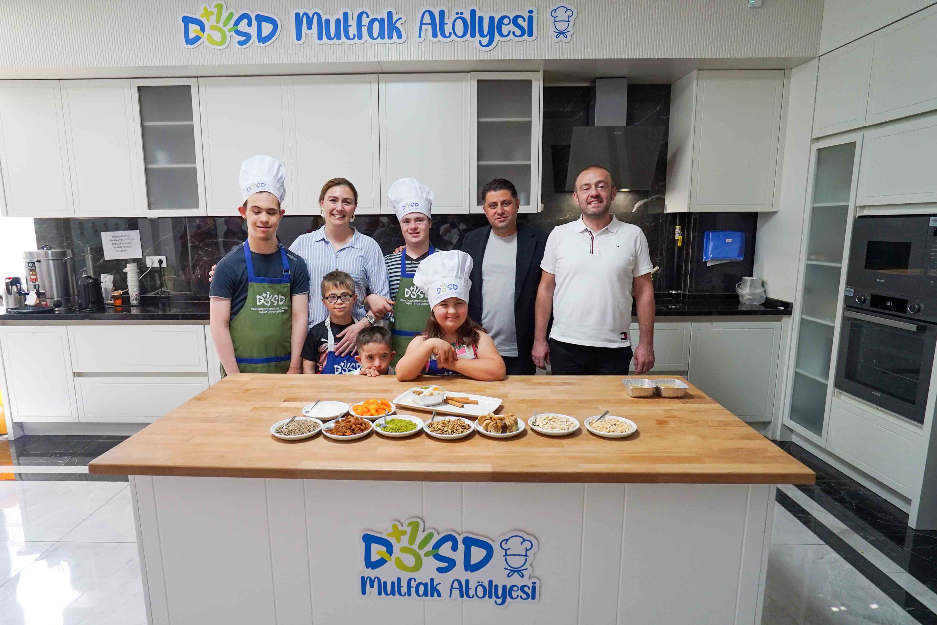 DOSD Meram2ın özel çocukları aşureyle gönülleri ısıttı