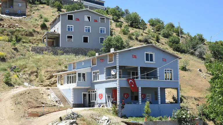 Konya’da bayrak sevgisini duvarlara taşıyan muhtar