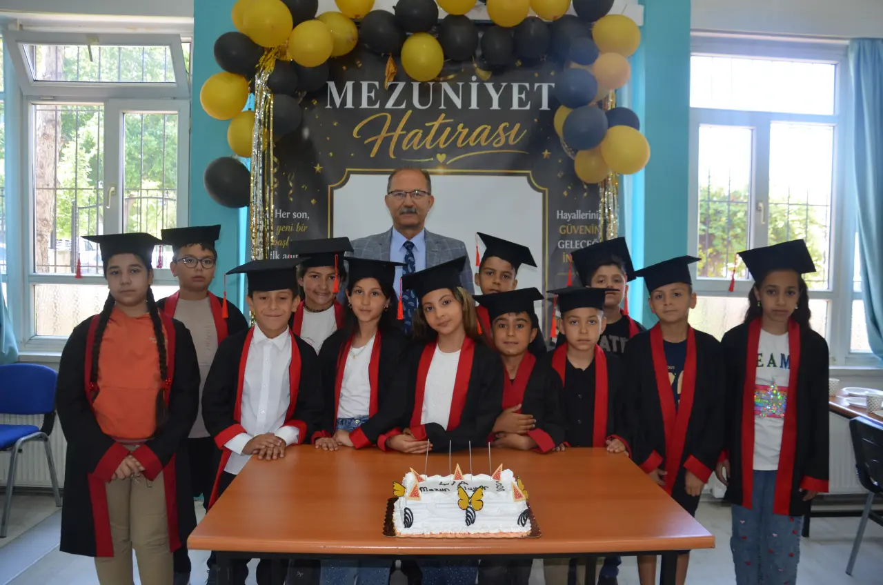Konya’nın köklü okulunda mezuniyet coşkusu yaşandı