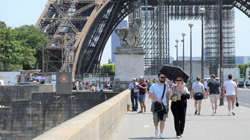 Aşırı sıcakların etkili olduğu Paris çevresinde hastanelerde "acil durum planı" devreye sokuldu