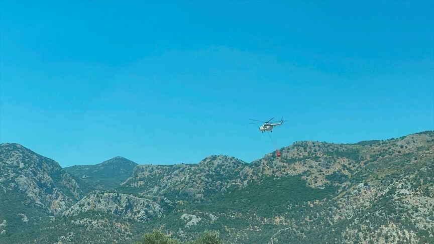 Muğla'nın Seydikemer ilçesinde çıkan orman yangınına müdahale ediliyor