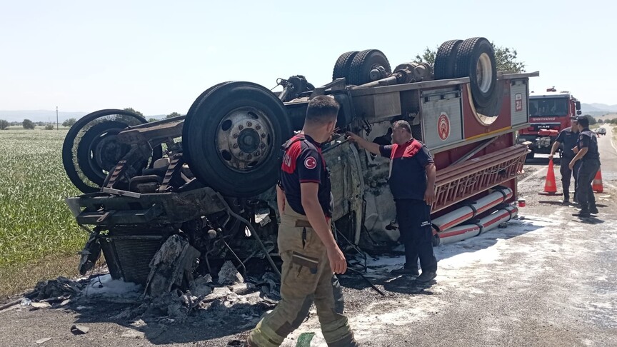 İzmir'de kaza ihbarına giden itfaiye aracının devrilmesi sonucu 2 itfaiyeci yaralandı