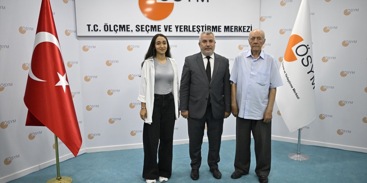 Ersoy, Konya’da YKS’ye giren en yaşlı adayı ağırladı