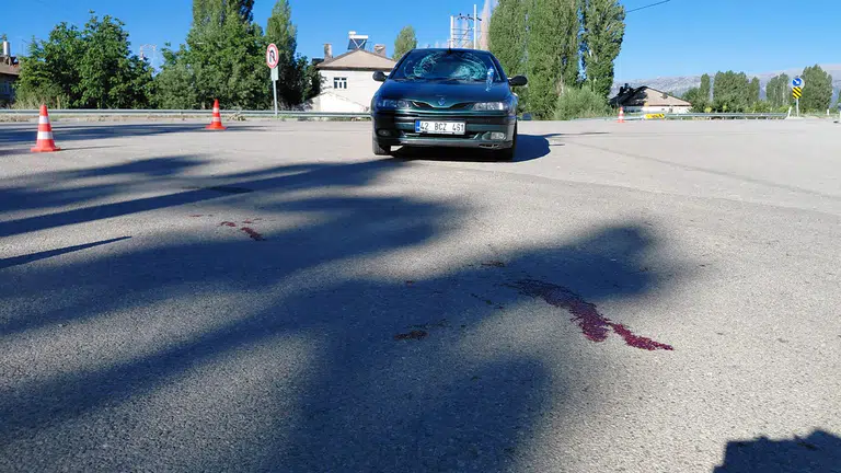 Konya'da otomobil yayaya çarptı: 2 kişi yaralandı