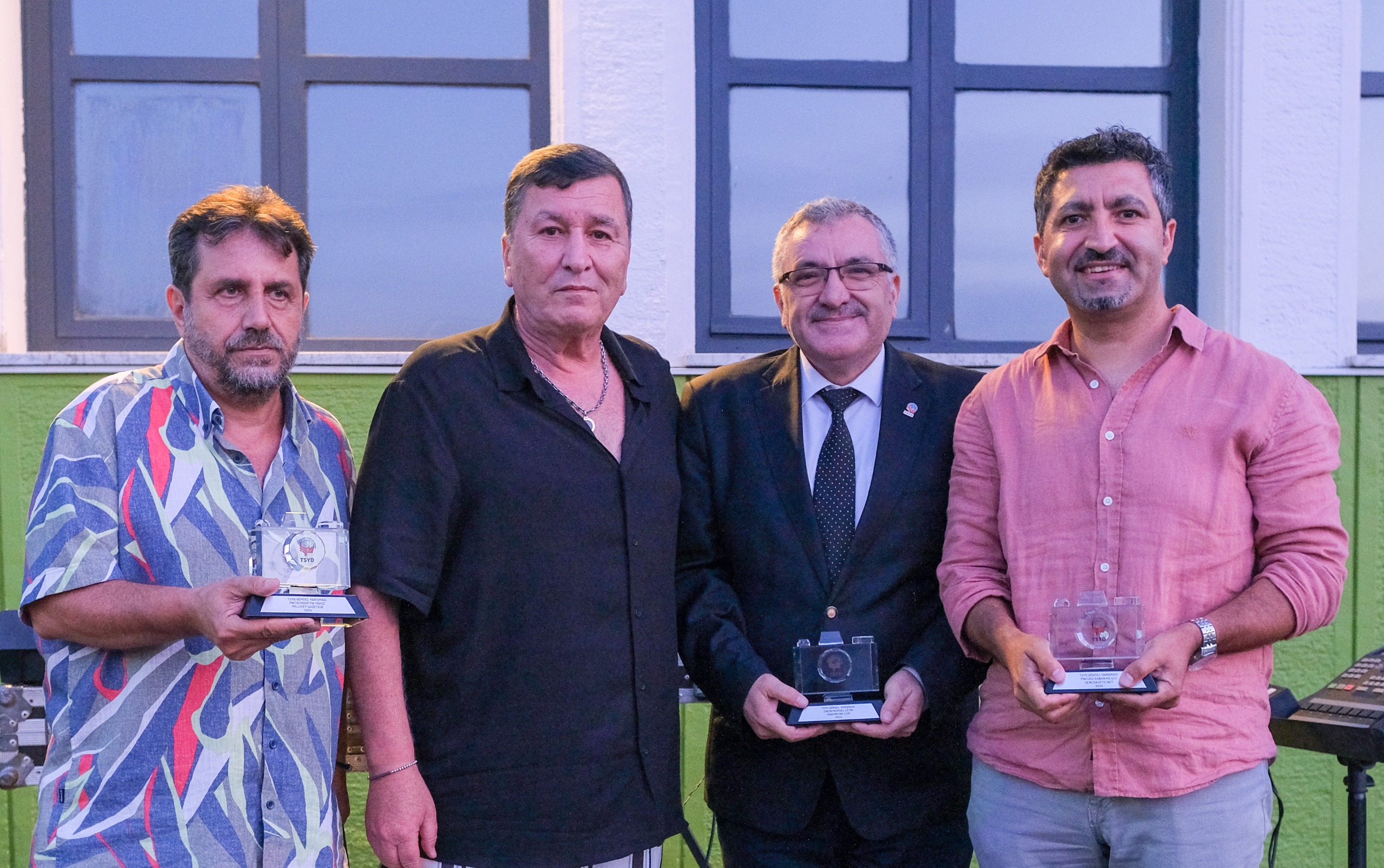 Çetin ödülünü aldı