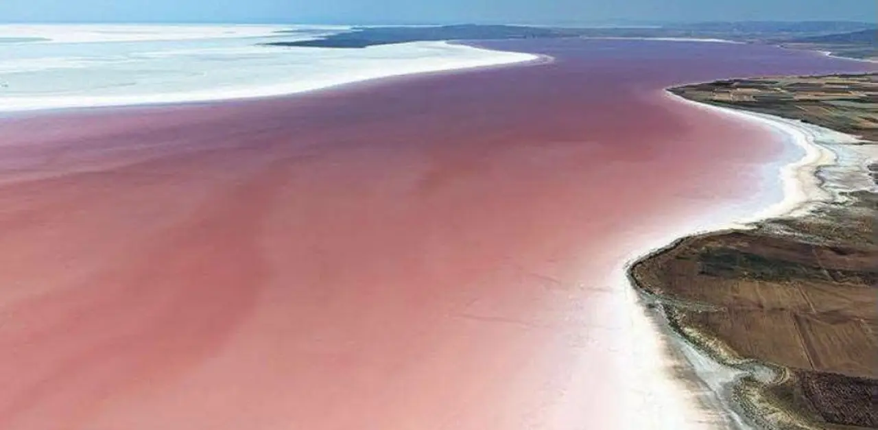 Konya'da Tuz Gölü pembe rengiyle büyülüyor