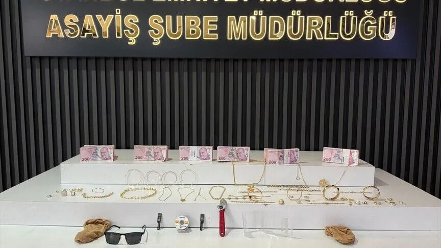 İstanbul'da evlerden milyonlarca liralık hırsızlık yaptıkları öne sürülen 3 şüpheli yakalandı