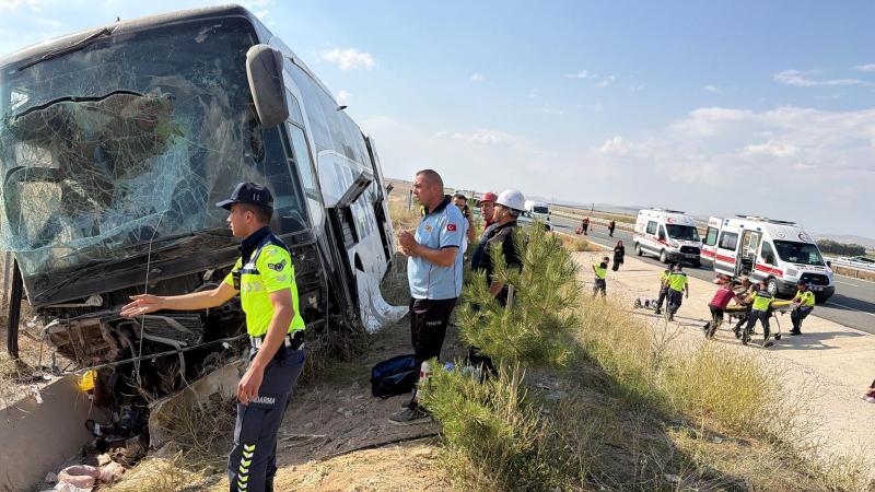 Niğde-Ankara otobanında yolcu otobüsü yoldan çıktı