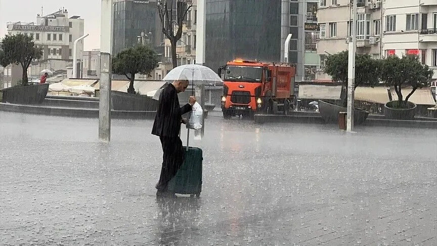 İstanbul'un bazı bölgelerinde gökgürültülü sağanak etkili oluyor