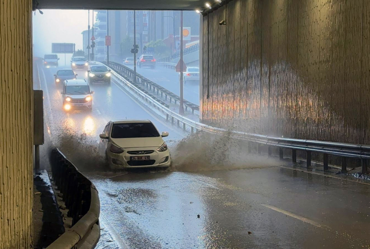 İstanbul'da beklenen yağış felç etti: Yollar göle döndü
