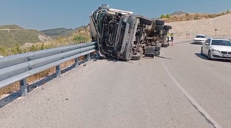 Antalya-Konya kara yolunda tır devrildi! Sürücü hastaneye kaldırıldı