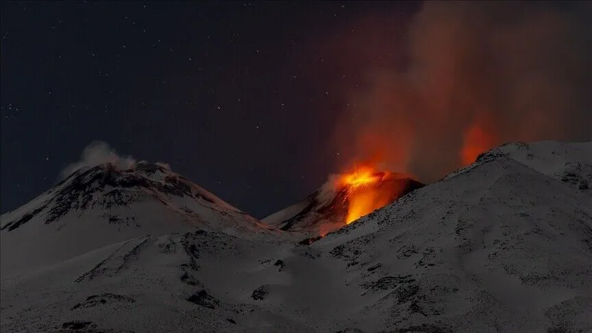 İtalya'da Etna Yanardağı yeniden güçlü şekilde kül püskürttü