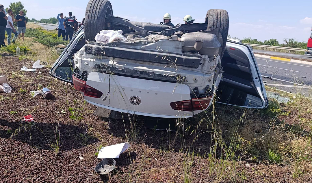 Konya'da Refüje Çarpan Otomobil Paramparça Oldu: 3 Yaralı