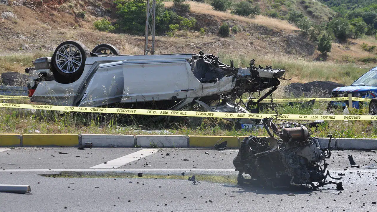 Konya yolunda feci kaza! Otomobil refüje çarptı: 3 yaralı