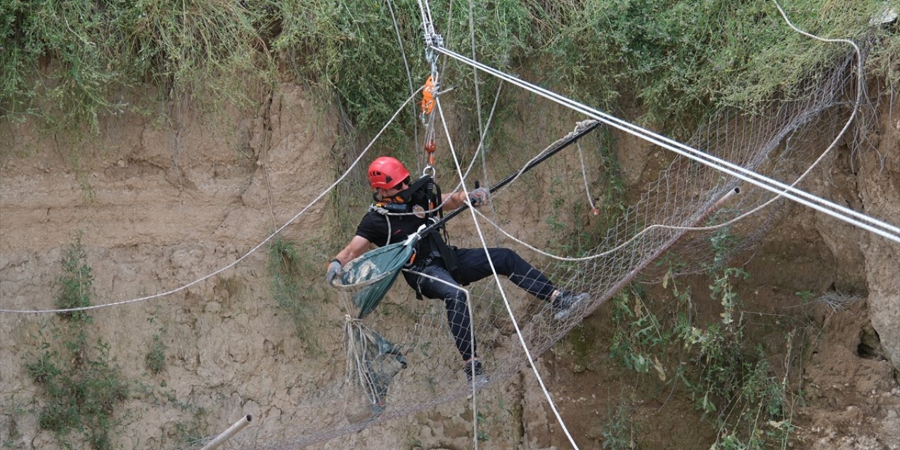 Konya'da bir köpek obruğa düştü