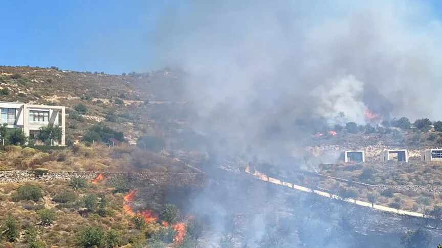 Bodrum'da makilik alanda çıkan yangına müdahale ediliyor