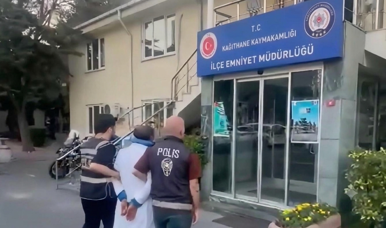Türk bayrağını yere atan şüpheli yakalandı