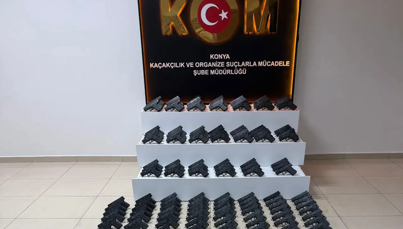 Konya'da kamyonetten cephanelik çıktı!