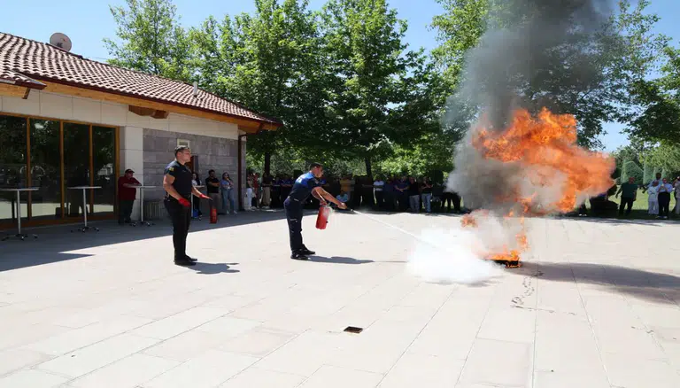 Selçuklu Belediyesi personeline uygulamalı yangın eğitimi verildi