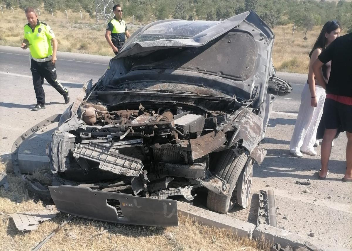 Konya’da otomobil refüje çarptı: 4 yaralı