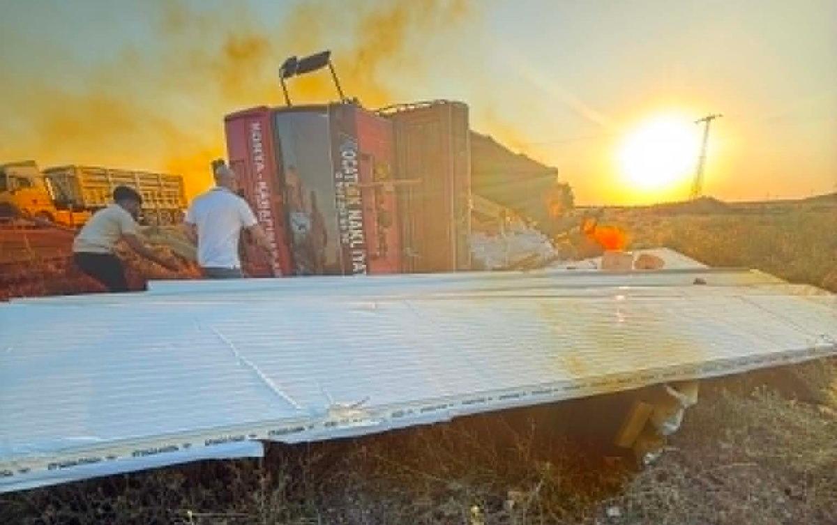 Konya'da kontrolden çıkan kamyon devrildi: 1 yaralı