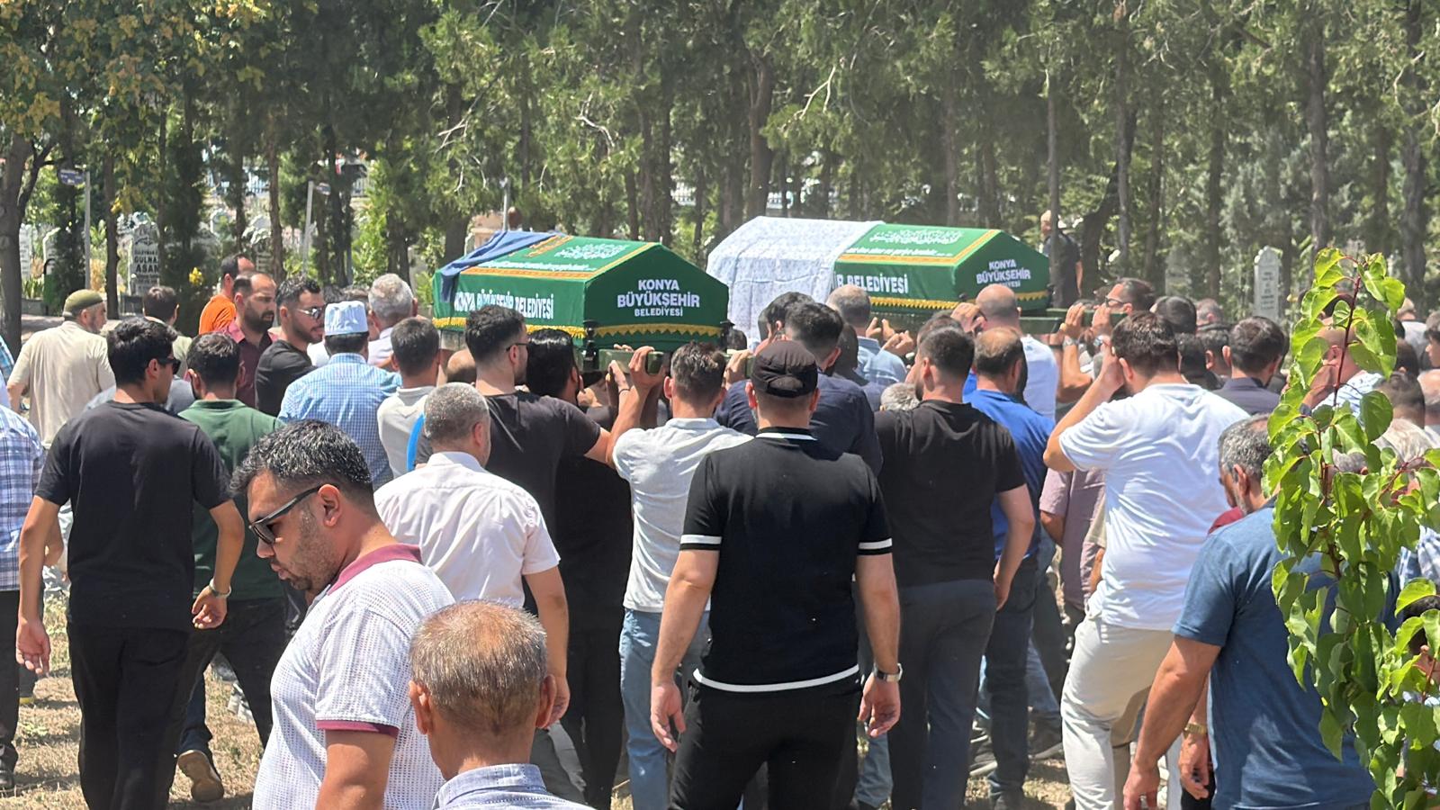Konya'daki feci kazada yaşamını yitiren anne-kız son yolculuklarına uğurlandı