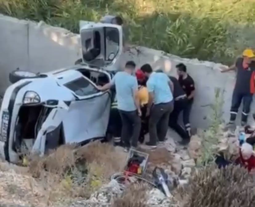 Konya'da otomobil kanala uçtu! Sürücü araçta sıkıştı