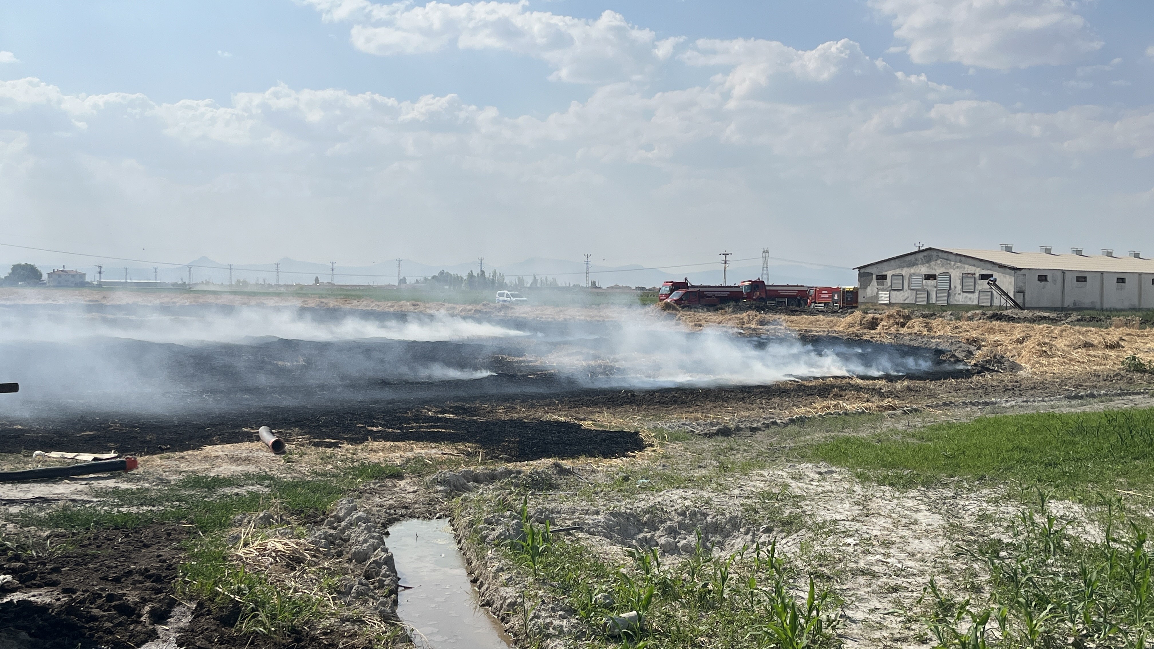 Konya’da arazide çıkan anız yangını paniğe neden oldu