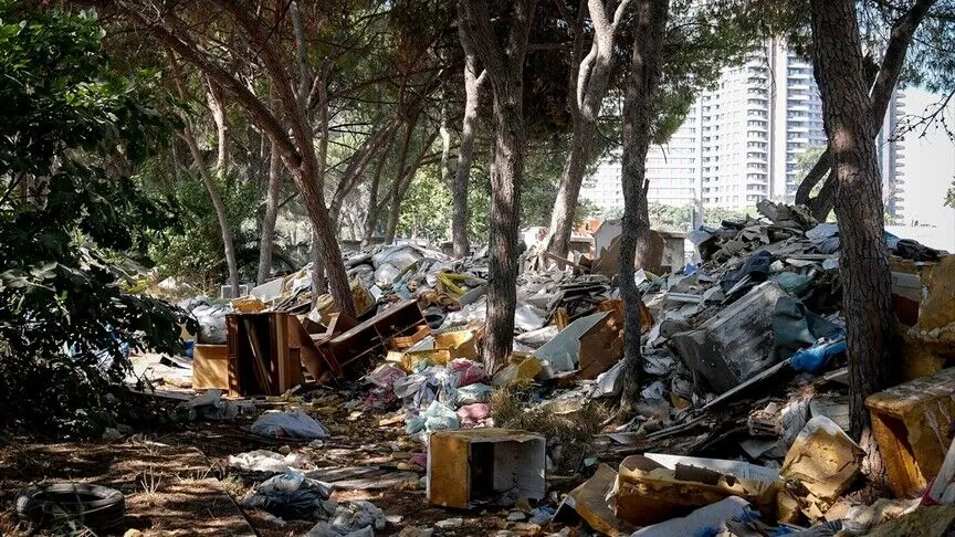 İzmir'de boş arazi moloz ve çöplerle doldu