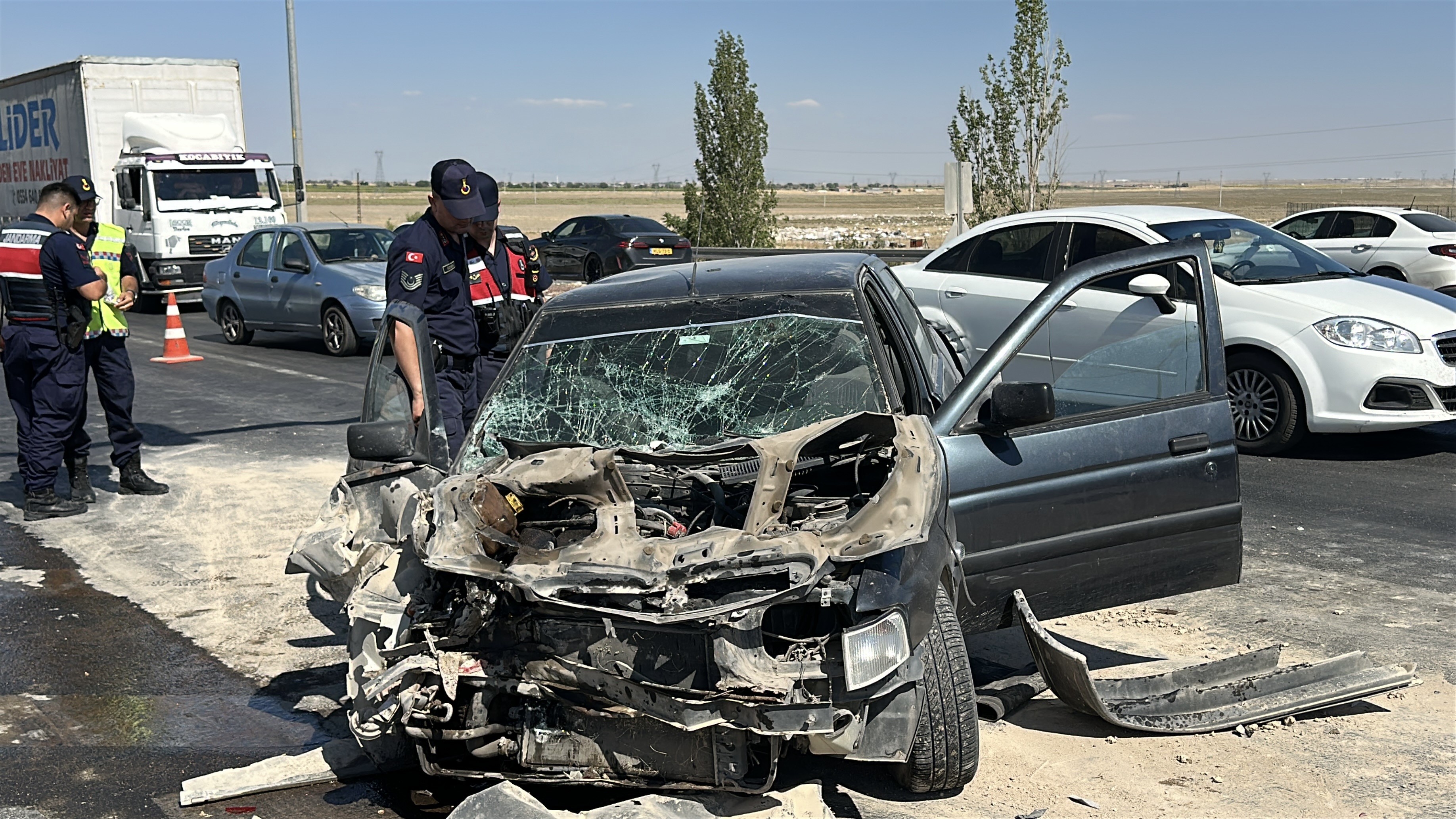 Konya yolunda vinç ile otomobil çarpıştı: 3 yaralı
