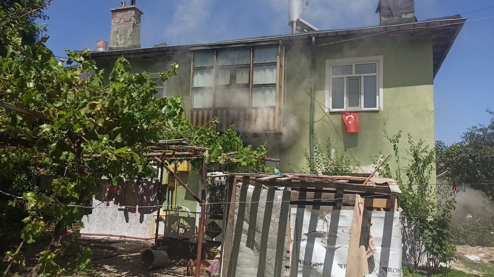 Konya'da 5 çocuk yanan evin içinde mahsur kaldı