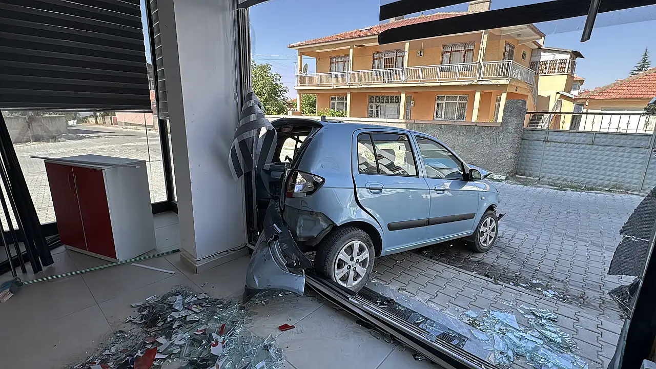 Konya'da kontrolden çıkan otomobil ortalığı savaş alanına çevirdi!