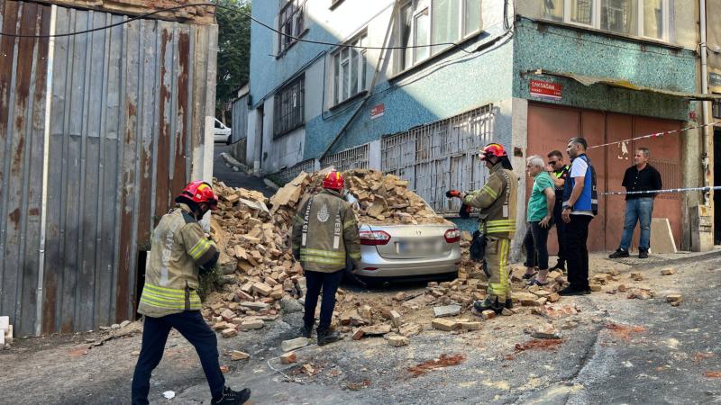 İstanbul Beyoğlu'nda 2 katlı metruk bina çöktü
