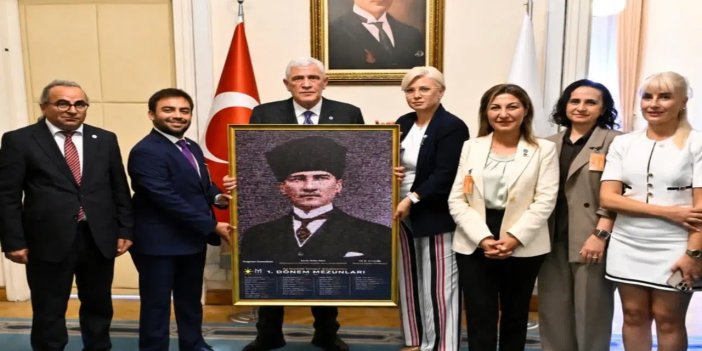 İYİ Parti Konya'dan Dervişoğlu'na anlamlı hediye